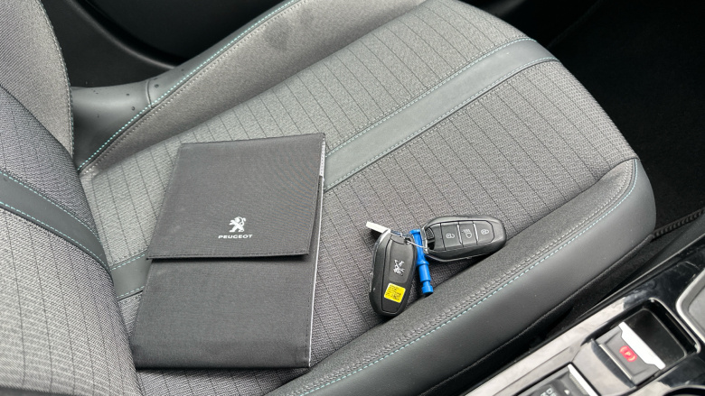 Peugeot 208 1.2 PureTech 100 Allure Premium + 5dr Petrol Hatchback